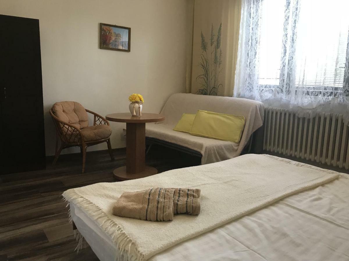 Vestonicka Jizdarna Apartment โดลนิ เวสโตนิเช ภายนอก รูปภาพ