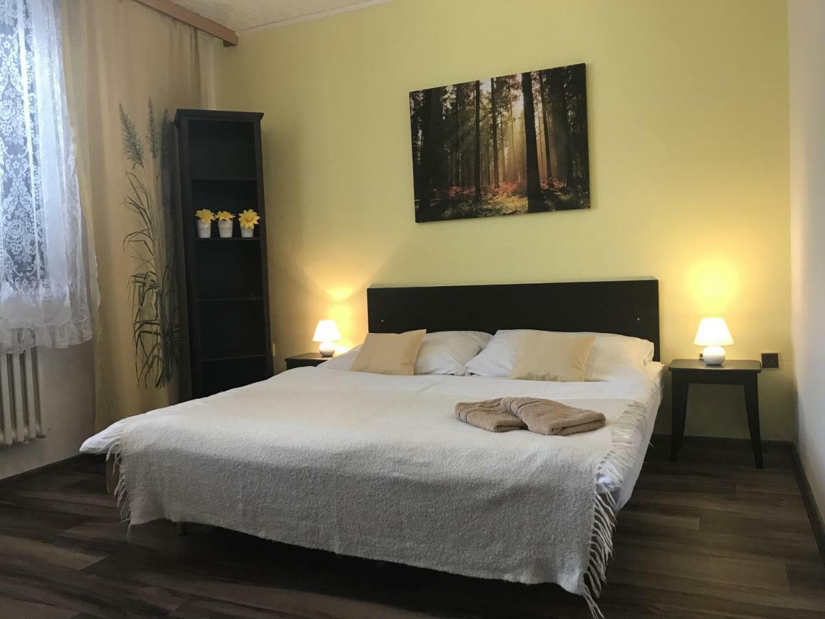 Vestonicka Jizdarna Apartment โดลนิ เวสโตนิเช ภายนอก รูปภาพ